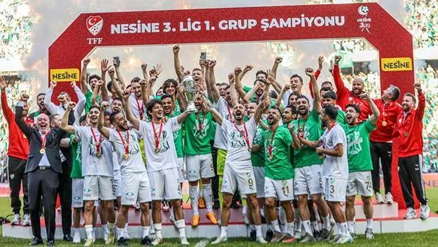 Bursaspor'un Şampiyonluk Coşkusu! 45 Bin Taraftar Önünde Kupa