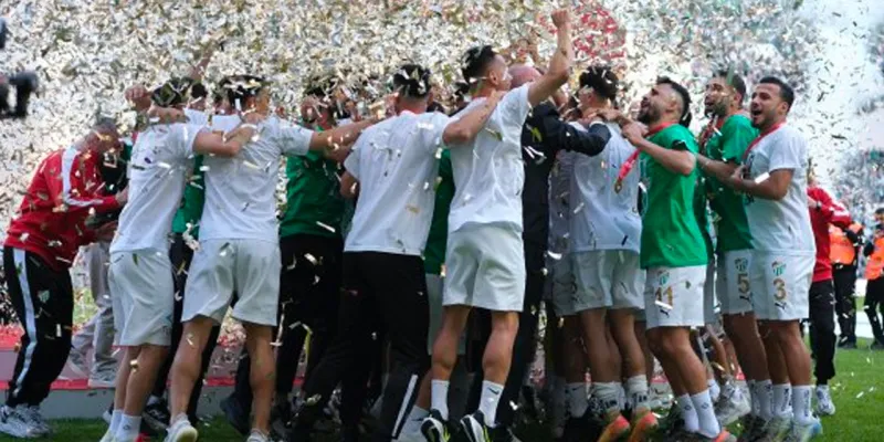 Bursaspor'da Şampiyonluk Kabusu: 8 Oyuncu Gidiyor Mu?