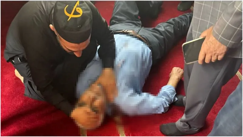 Camide Namaz Kılan Adam Bıçaklandı! Şok Saldırının Detayları