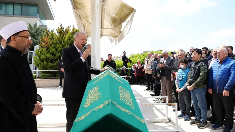 Erdoğan'dan Vefa Dersi: Hocasının Cenazesine Katıldı!