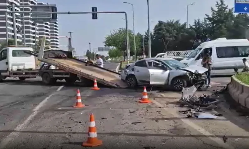 Diyarbakır'da Kan Donduran Kaza! Otomobil Kamyonetle Çarpıştı!