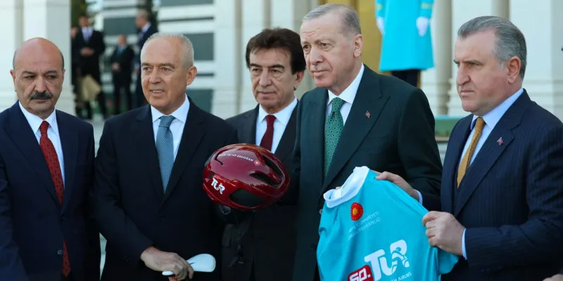 Erdoğan'dan Bisiklet Şov! Kaskını Taktı, Pozu Verdi!