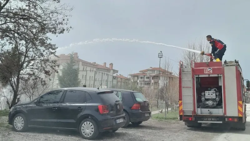 Tavşanlı'da eski lastik yangını itfaiyenin hızlı müdahalesiyle söndürüldü