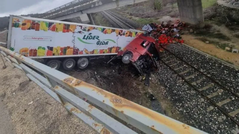 TIR Köprüden Uçtu! Eskişehir Komşusunda Tren Seferleri Durdu!