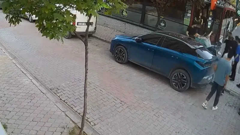 Afyon'da Kafede Dehşet! Alkollü Şahıs Ortalığı Birbirine Kattı!