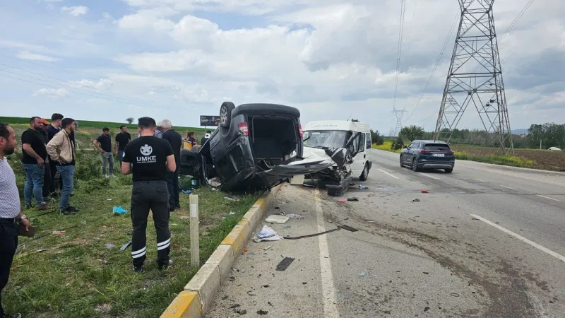 Afyon'da Kan Donduran Kaza! 9 Yaralı, Yol Kapandı mı?