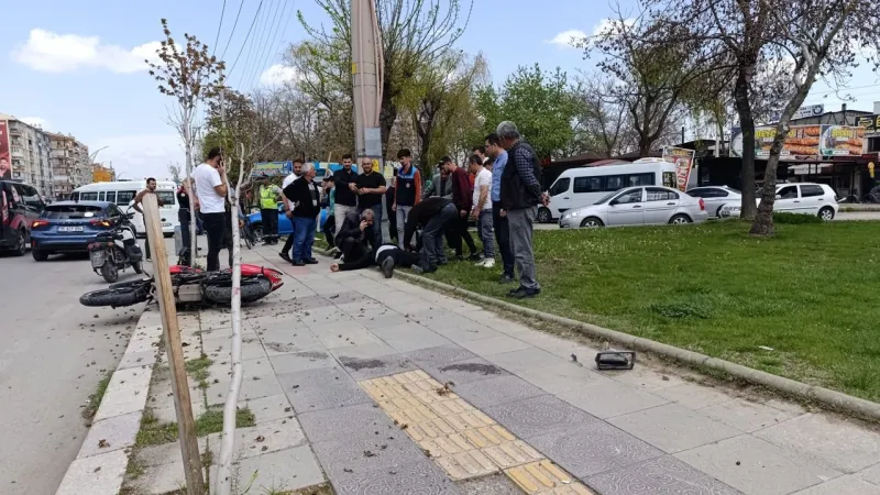 Afyon'da Feci Kaza! Otomobil Motosikleti Biçti: Yaralı Var!
