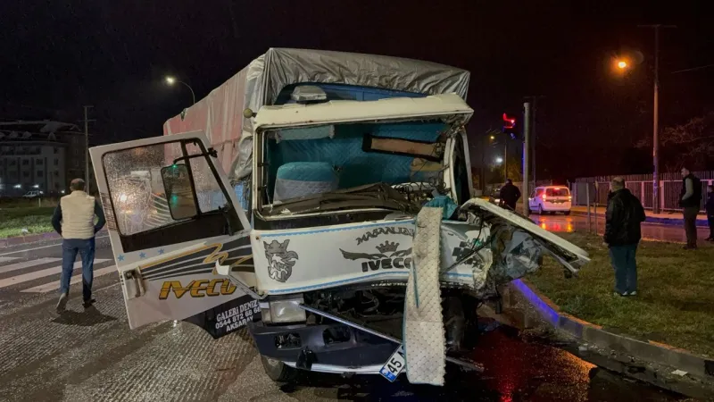 Afyon'da TIR Kamyona Çarptı! Komşuda Feci Kaza: 2 Yaralı!