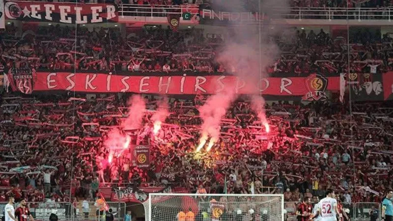 Eskişehirspor Şampiyonluk Coşkusu: Ünlü Sanatçılarla Unutulmaz Kutlama!