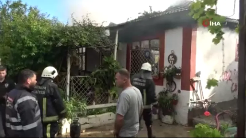 Antalya'da Gecekondu Alevlere Esir Oldu! Kadın Sinir Krizi Geçirdi