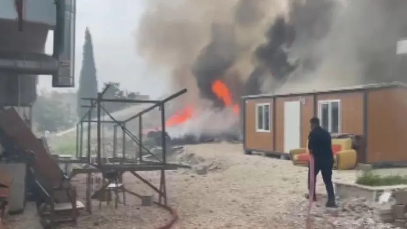 Hatay'da Konteyner Kent Alevlere Esir Oldu! Depremzedeler Şoke Oldu