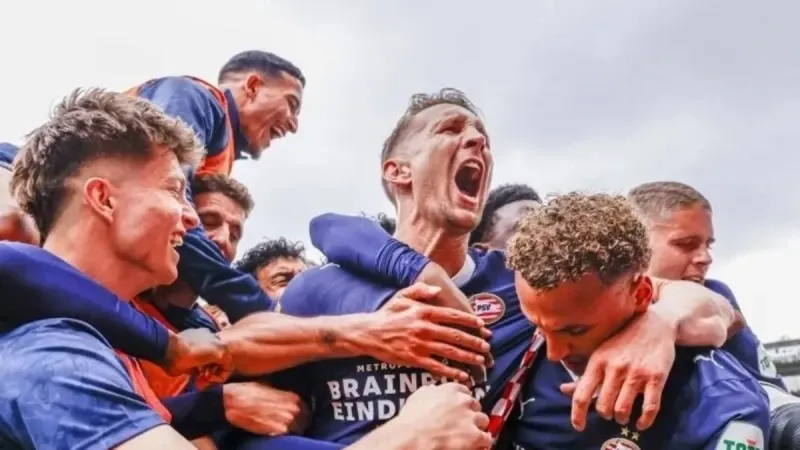 Hollanda'da mucizenin adı PSV! 9 puan farktan şampiyonluğu kaptı
