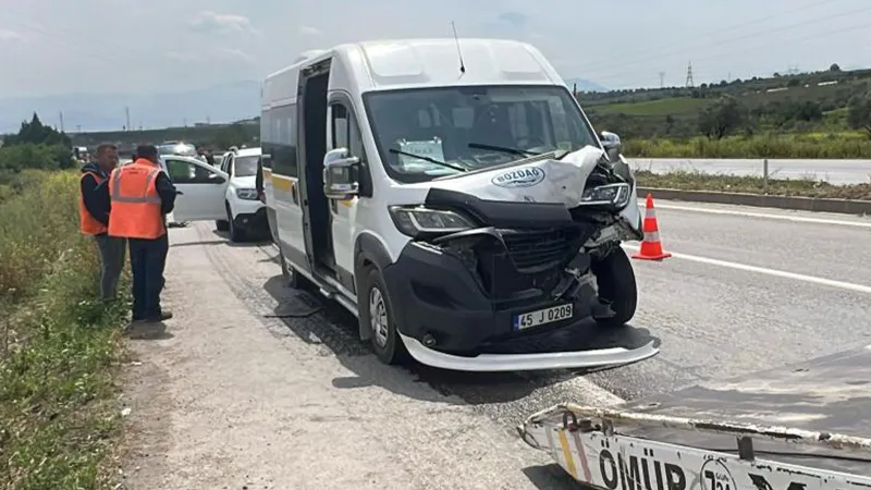 Servis Faciası! Manisa'da Okul Servisleri Çarpıştı: 9 Yaralı!