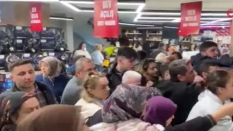 Ankara'da İndirimde Kavga! Ucuzluk Çılgınlığı Arbedeye Döndü