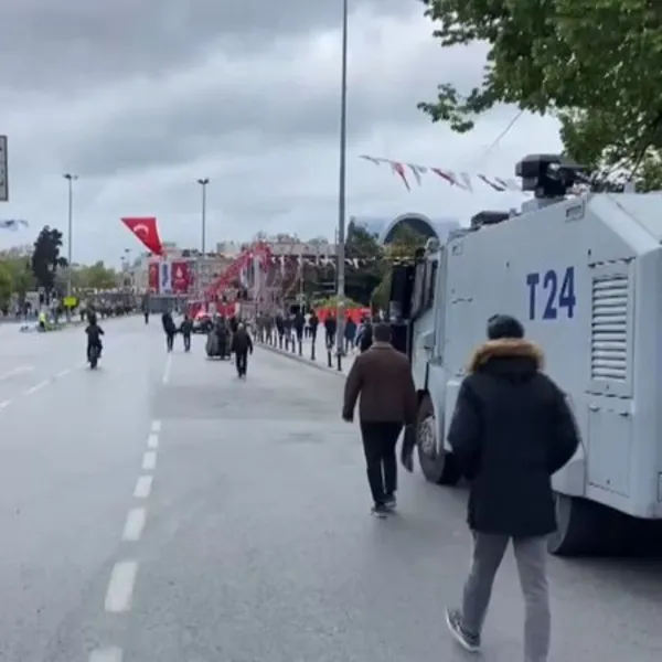 İstanbul'da 1 Mayıs Kaosu: Yollar Kapalı, Vatandaş Yürüyor!