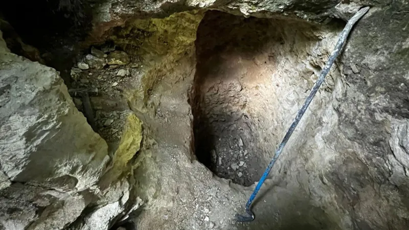 İstanbul'da Kaçak Kazıda Tarihi Kemer! Şüpheliler Yakalandı