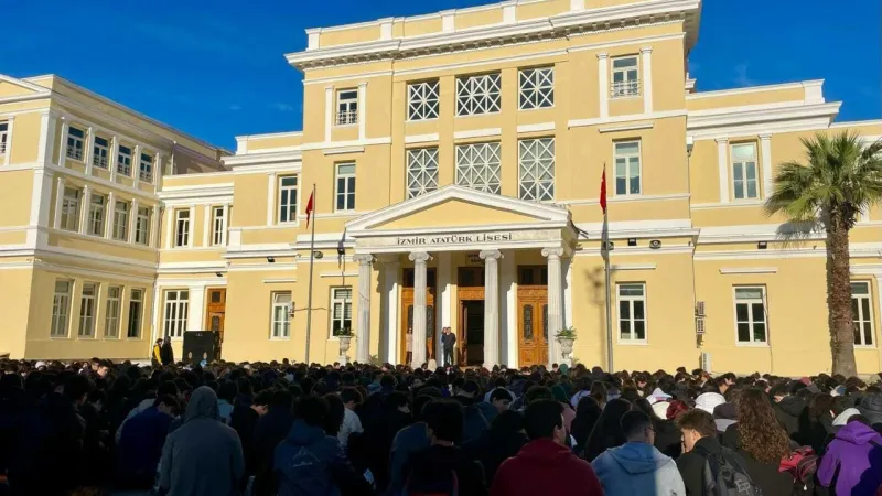 İzmir'de Liselilerden Proje Okul Protestosu! Öğretmen Atamaları İptal mi?