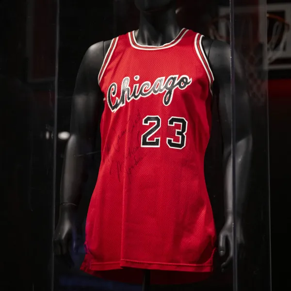 Michael Jordan'ın ilk NBA forması rekor fiyata satıldı