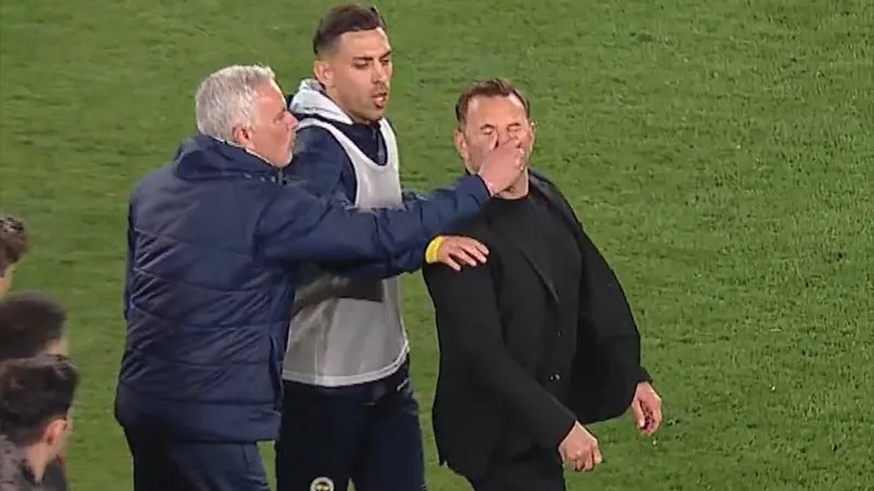 Mourinho'dan Şok Hareket! Okan Buruk'un Burnunu Sıktı, Yerlerde!