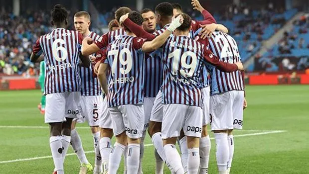 Trabzonspor Rize'yi Ağırlıyor! Karadeniz Derbisi Nefes Kesecek!