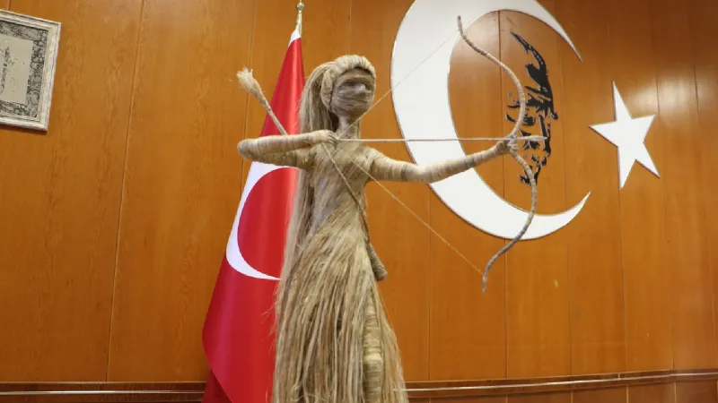 Kenevir Lifinden Amazon Kadını: Nazlı Saray'ın Sırrı Ne?