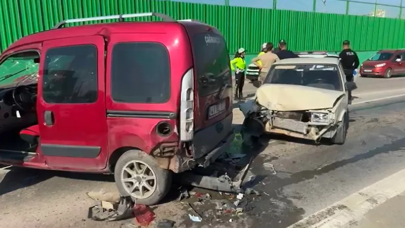 Kocaeli'de Zincirleme Kaza! 3 Yaralı, D-100'de Trafik Felç!