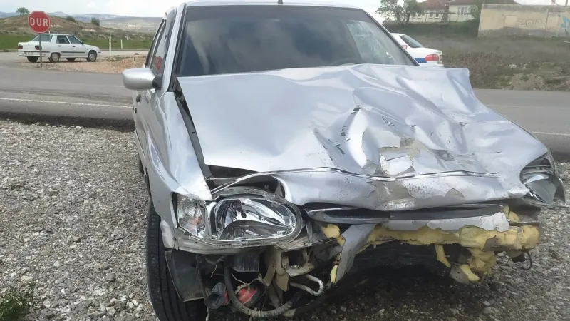 Kütahya'da Feci Kaza! İki Araç Çarpıştı, 3 Yaralı!