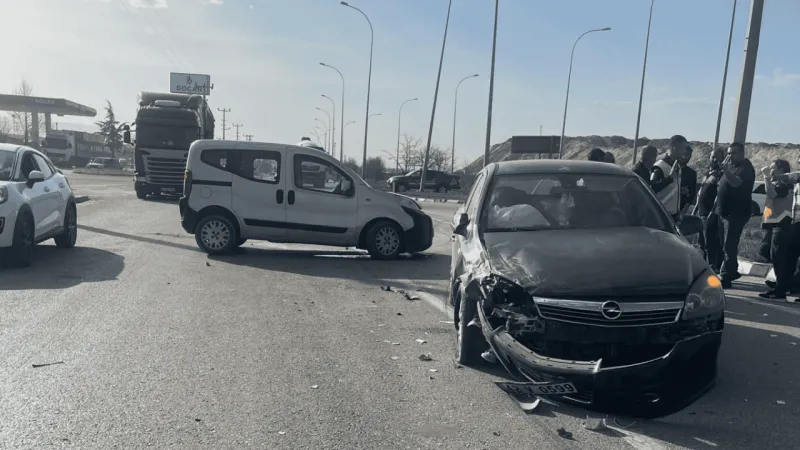 Afyon'da Feci Kaza: Bebek de Yaralı! Otomobil ve Ticari Araç Çarpıştı