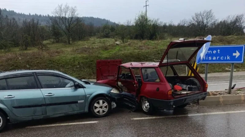 Flaş Kaza! Kütahya'da Otomobiller Çarpıştı: 1 Ölü, 1 Yaralı