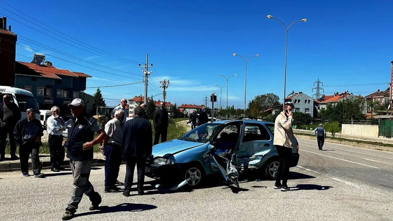 Kütahya'da Feci Kaza! 5 Yaralı, Otomobiller Hurdaya Döndü!