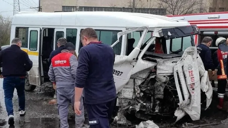 Kütahya'da Feci Kaza: İşçi Servisi Tıra Çarptı! İşte Yaralılar