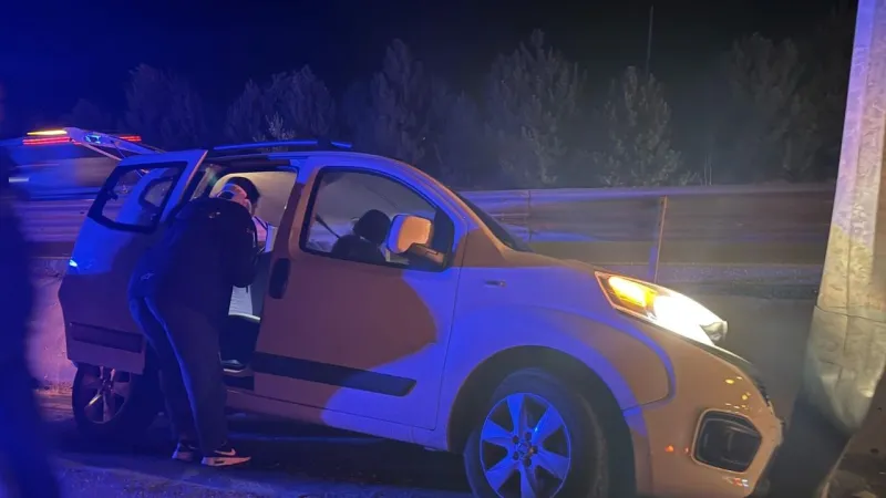 Afyon'da Kaza! Hafif Ticari Araç Refüje Çıktı: 2 Yaralı