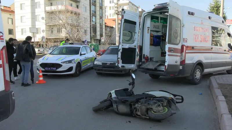 Tavşanlı'da otomobil ile motosiklet çarpıştı: Anne ve çocuk yaralandı