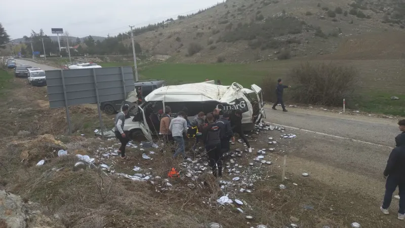 Minibüs Kazası! Afyon'da Minibüs Devrildi: 3 Yaralı!