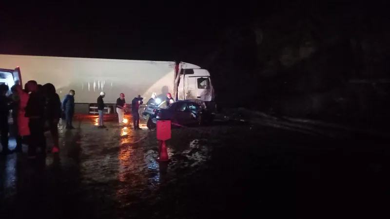 Tır Otomobilin Üzerine Devrildi! Feci Kazada Şok Detaylar
