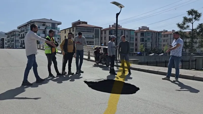 Afyon'da Yol Çöktü! 3 Metrelik Çukur Panik Yarattı!