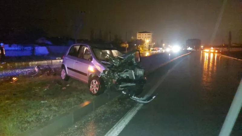 Afyon'da Traktör Dehşeti! Otomobil Hurdaya Döndü, 4 Yaralı