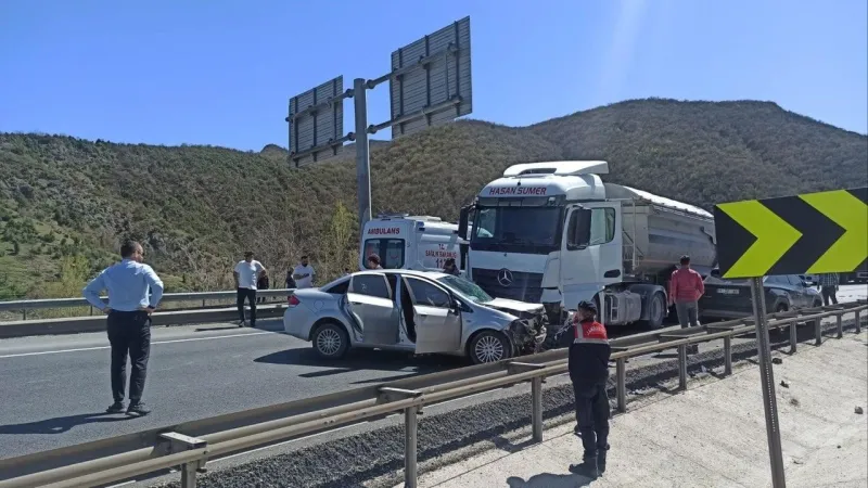 Zincirleme Kaza! 3 Otomobil ve Tır Birbirine Girdi!