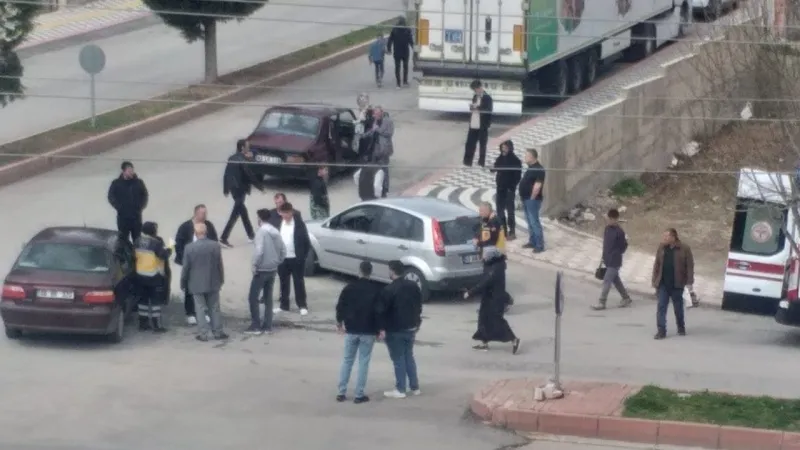 Kütahya'da şiddetli araç çarpışması: 3 kişi yaralandı