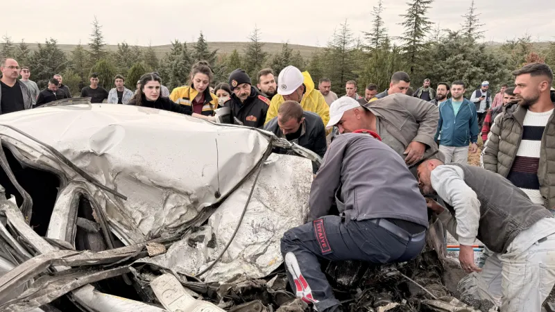 Afyon'da Feci Kaza! Tır Otomobili Kağıt Gibi Ezdi: 1 Ölü!