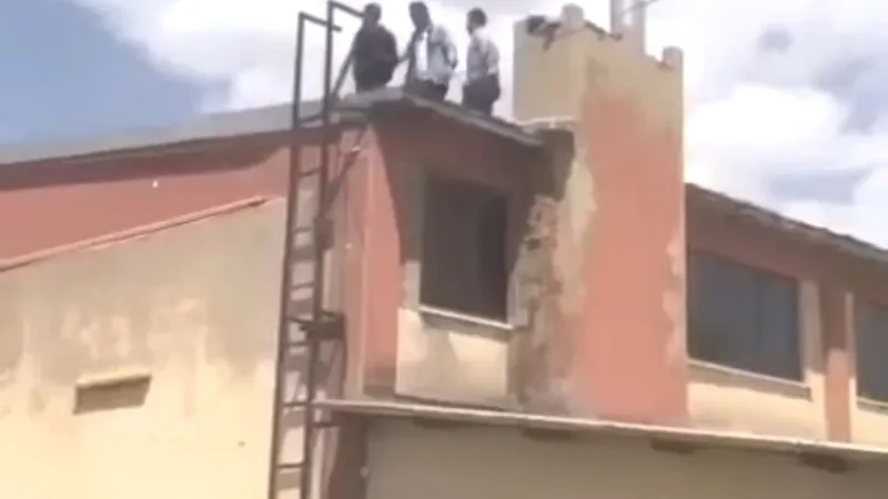Kütahya'da Çatıdaki Hırsızlık Şüphelisi İtfaiye ile İndirildi!