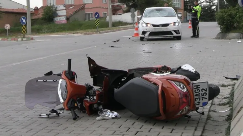 Kütahya'da Feci Kaza! Otomobil Motosikleti Biçti: Yaralı Var!