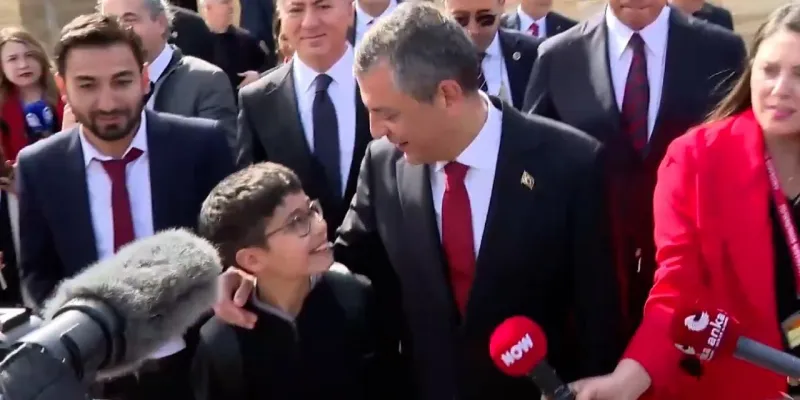 Özgür Özel'e Anıtkabir'de Ali Koç Sürprizi! Cevabı Şaşırttı