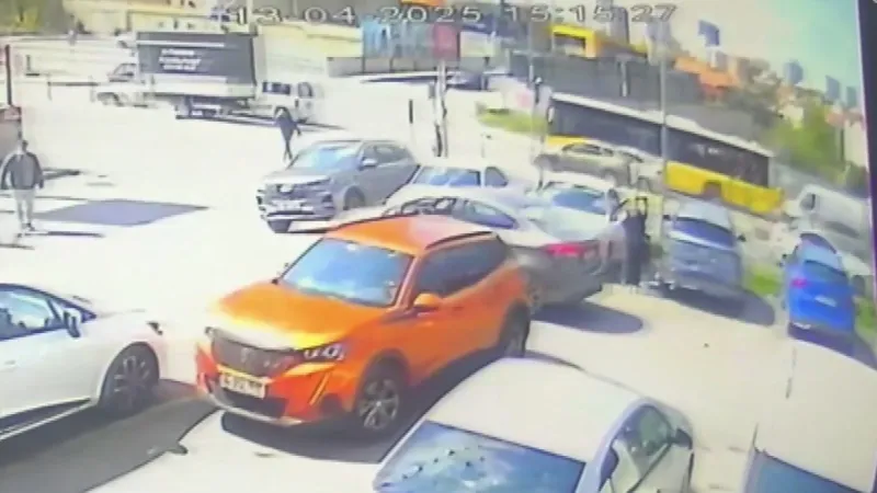 Ataşehir'de Motosiklet Kabusu! Yayaya Çarptı, İşte O Anlar!