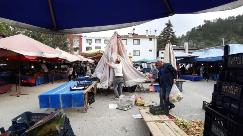 Mudurnu’da aniden çıkan fırtına pazar yerini vurdu