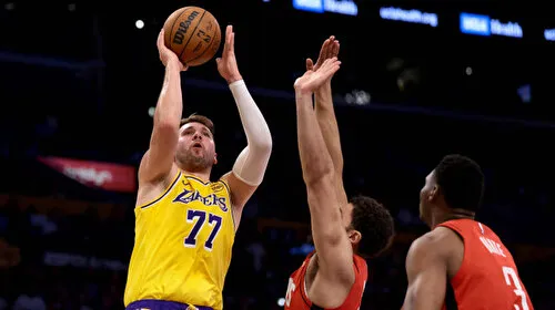 Doncic'ten NBA'de Şov! Lakers, Rockets'ı Ezdi Geçti!