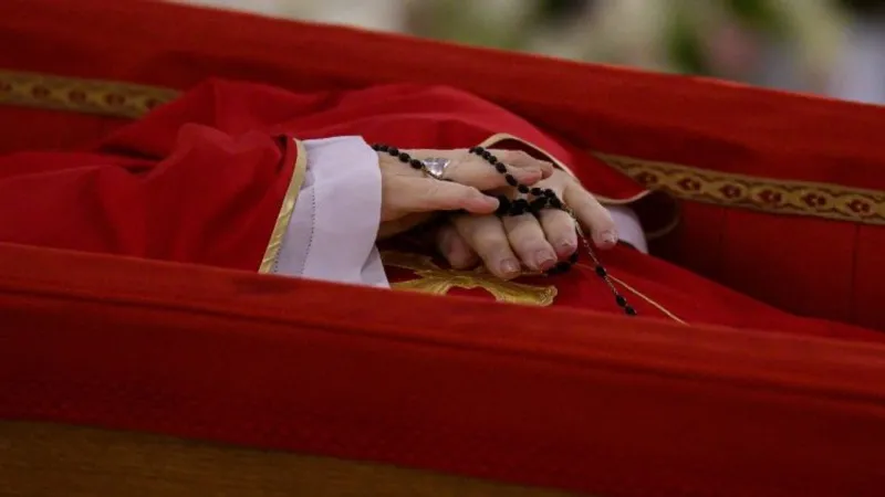 Papa Francis'e Veda: Aziz Petrus'ta Ziyarete Açıldı!