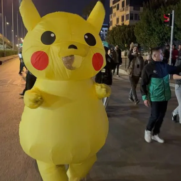 Pikachu kostümlü protestocu Antalya'da dikkat çekti