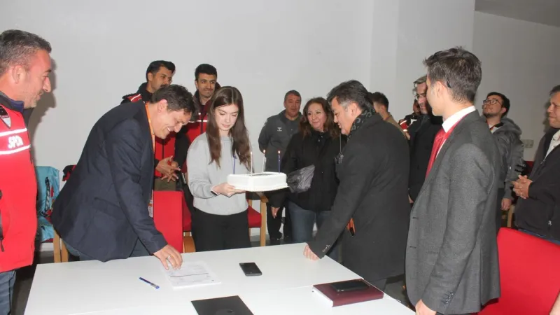 Eskişehirspor Maçı Öncesi Polise Sürpriz Kutlama! Neler Yaşandı?