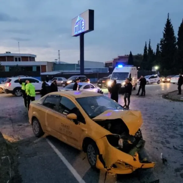 Sakarya'da Feci Kaza: Taksi ve Otomobil Çarpıştı! 6 Yaralı